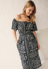 Next OFF SHOULDER - REGULAR FIT - Freizeitkleid - black white spot