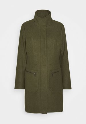 Cappotto verde oliva lungo fino al ginocchio con colletto alto, maniche lunghe, chiusura frontale con zip e due tasche con zip all'altezza dei fianchi.