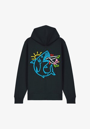 Schwarzer Hoodie mit einem blauen gestickten Haifisch-Motiv, umgeben von bunten Blumen und einer Sonne im Hintergrund, hergestellt aus weichem Stoff mit lockerer Passform.