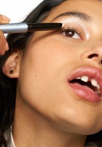 KIKO Milano COOL COLOUR EYESHADOW STICK - Oogschaduw - metallic dirty white