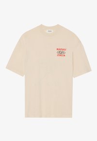 Beige bomull t-skjorte med korte ermer, med rød tekst "NAPOLI ITALIA" og et lite pizzagrafikk på venstre bryst. Klassisk rundhalsdesign.