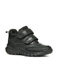 Zapatillas altas negras con dos correas de Velcro, parte superior de tela texturizada, suela de goma y puntera reforzada. Presenta un diseño transpirable.