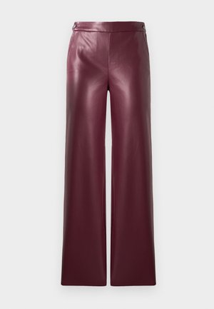 Burgunderfargede faux skinnbukser med vid ben design, med en glatt tekstur og knappeaccent ved livlinjen.