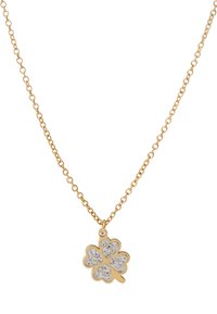 Złoty naszyjnik z łańcuszka z zawieszką w kształcie czterolistnej koniczyny, ozdobiony błyszczącymi, przezroczystymi kryształami oraz polerowanym wykończeniem.