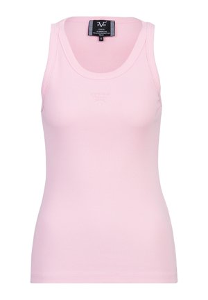 Mouwloze roze geribbelde tanktop met afgeronde halslijn, klein geperst logo op de borst en zwarte maatlabel aan de binnenkant van de kraag.