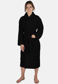 Schwarzer, langärmeliger Bademantel aus weichem Stoff, mit Schalkragen, Taillengürtel und Taschen; knielang mit strukturiertem Finish.