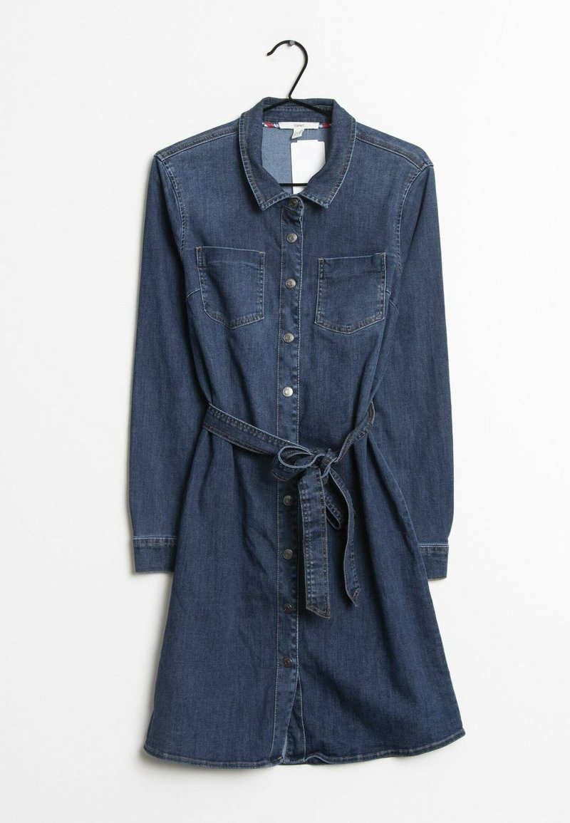 Donkerdenim jurk met lange mouwen, kraag, twee borstzakken, knopen aan de voorkant en een riem om de taille. Soepele textuur.