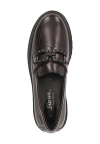 Bruine leren loafers met een gladde textuur, voorzien van een zwarte kettinglinkaccent met piramide-nieten, en een gevoerde zwarte zool.