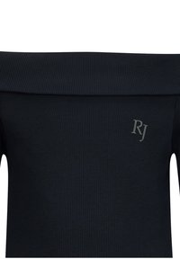 Top odsłonięty na ramionach, w ribby w ciemnoniebieskim kolorze, z ozdobnym szarym logo "RJ" po lewej stronie. Materiał jest teksturowany i dopasowany do sylwetki.