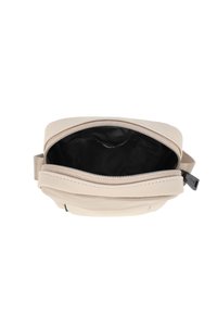 Borsa a tracolla beige con superficie texturizzata e chiusura con zip. L'interno è nero e non foderato, con una tracolla regolabile sul lato.
