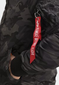 Alpha Industries Blusão aviador - black camo