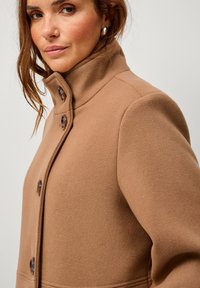 Ellos Plus collection MIT HOHEM KRAGEN - Halflange jas - braun