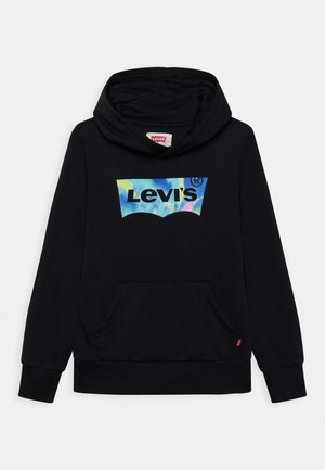 Sweat à capuche noir Levi's avec une poche avant et un logo Levi's multicolore bleu et jaune sur la poitrine.