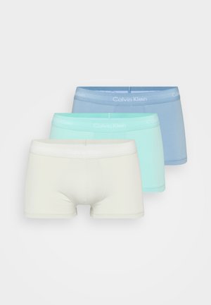 Drie paar katoenen boxershorts in crème, mintgroen en lichtblauw, met leren elastische taillebanden met een zachte textuur.