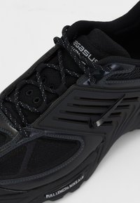 Chaussure de course Nike Pegasus noire avec lacets réfléchissants noirs, tige en mesh et détail visible de la semelle "Full Length Nike Air".
