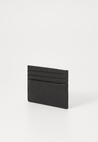 Porta tarjetas de cuero negro con superficie texturizada, que cuenta con cuatro ranuras para tarjetas. Forma rectangular compacta, diseño minimalista y bordes resistentes.