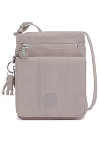 Beige crossbody taske lavet af blød, tekstureret stof. Har et lynlåset rum, en frontlomme og en hængende abekæde detalje.