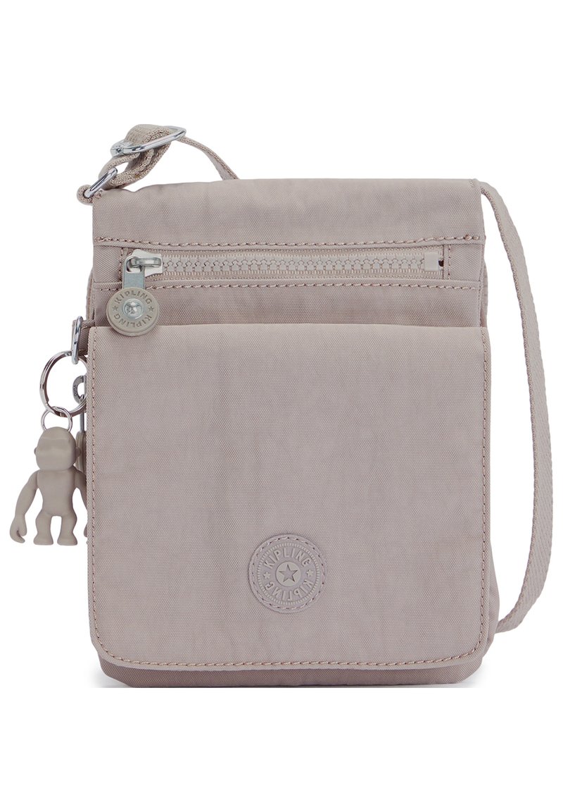 Beige crossbody taske lavet af blød, tekstureret stof. Har et lynlåset rum, en frontlomme og en hængende abekæde detalje.