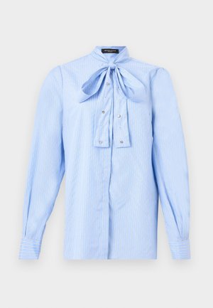 Blouse à manches longues bleu clair avec des rayures blanches, un nœud noué au col et de petits boutons décoratifs sur le devant.