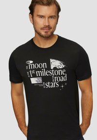 s.Oliver MIT PRINT - T-shirt print - schwarz