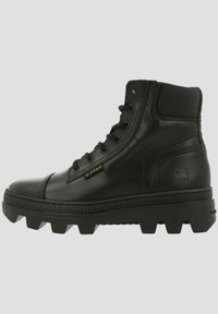 Zwarte leren enkellaarzen met vetersluiting, gestructureerd oppervlak, rubberen zool met diepe profielen en gouden logo-accent aan de zijkant.
