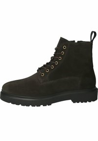 Stivale alla caviglia in suede marrone con punta arrotondata, chiusura con lacci, occhielli dorati, suola in gomma nera e linguetta sul retro.