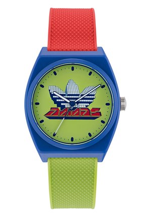 Montre-bracelet à boîtier bleu avec des bracelets texturés rouges et verts, un cadran vert citron, un logo bleu pixellisé et des aiguilles analogiques indiquant 9:10:39.