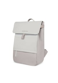 Sac à dos gris clair avec une fermeture à rabat, présentant un matériau supérieur lisse et une section inférieure texturée, ainsi qu'une poche zippée à l'avant pour un rangement supplémentaire.