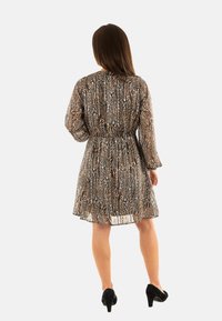 Robe à imprimé animal en tissu léger, dotée d'une taille cintrée, de manches longues et d'une jupe fluide qui tombe au-dessus des genoux.