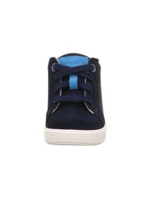 Marineblaue Wildleder-Hochtop-Sneaker mit blauen Akzenten, runder Spitze, weißer Sohle und traditionellem Schnürdesign. Verfügt über gepolsterten Kragen und Zunge.