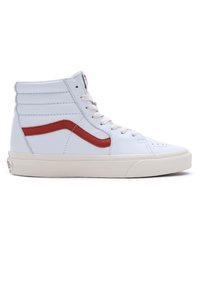 Höga sneakers i vitt läder med ett rött streck. Funktioner inkluderar en texturerad yta, krämfärgad sula och krämfärgade snörningar.
