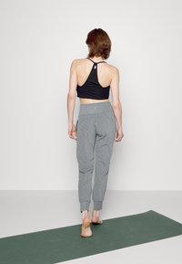 Athleta SALUTATION JOGGER - Calças de fato de treino - heathered grey