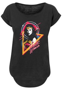 Svart T-skjorte med et grafisk bilde av en kvinnelig figur, sterke farger (rød, gul, blå), og teksten "Wonder Woman" i en stilisert font.