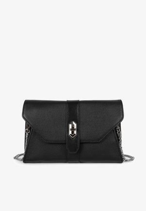 Zwarte leren clutch met een gestructureerde afwerking, zilverkleurige hardware en een overslaande klep. Heeft een kettingriem en een decoratieve sluiting.