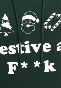 Felpa verde con grafiche bianche di un albero di Natale, Babbo Natale, bastoncini di zucchero e testo che scrive "Festivo da F**k". Materiale in cotone con cappuccio e coulisse.
