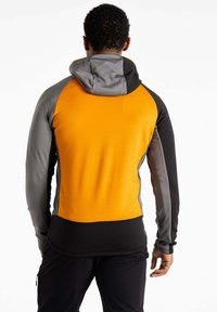 Eine Kapuzenjacke mit einem orangefarbenen Oberteil mit strukturiertem Finish, grauen Ärmeln und einem schwarzen unteren Abschnitt; strukturierte und figurbetonte Passform.