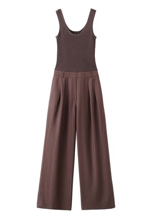 Ärmelloser brauner Jumpsuit mit tailliertem, geripptem Oberteil und weit geschnittenen Nadelstreifenhosen, mit Falten und Gürtelschlaufen in der Taille.