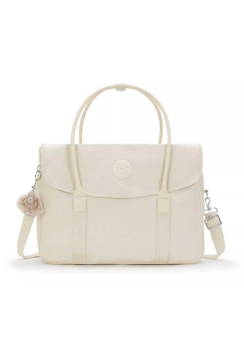 Helle tote Tasche aus glattem Material mit doppelten Griffen, einem abnehmbaren Schultergurt und einem Anhänger mit Fellakzent.