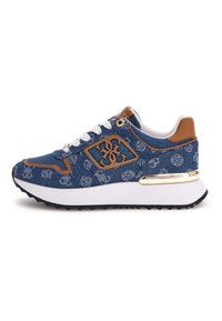Sneaker din denim cu un superior din țesătură albastră, accente albe și aurii, talpă din cauciuc negru și un emblema cu logo pe partea laterală.