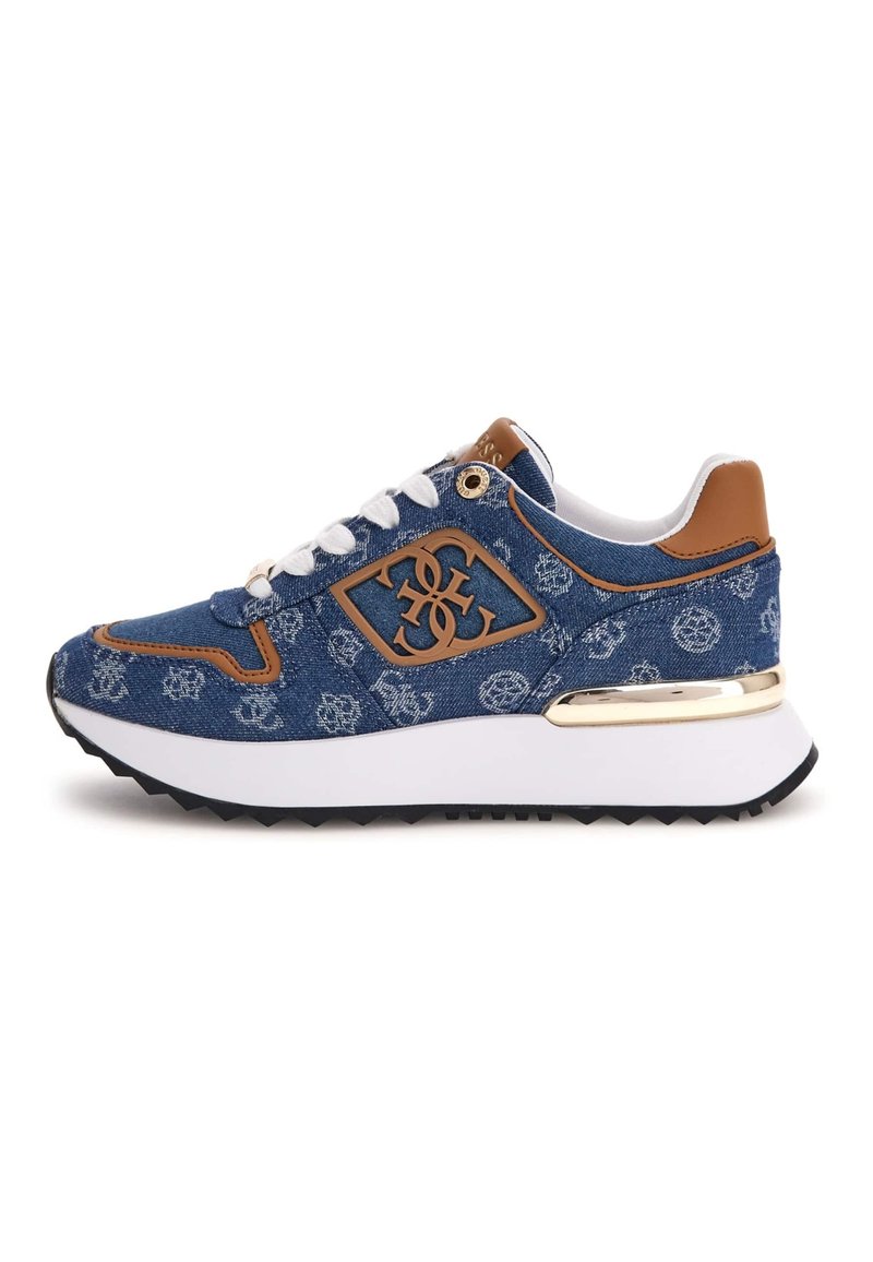 Sneaker din denim cu un superior din țesătură albastră, accente albe și aurii, talpă din cauciuc negru și un emblema cu logo pe partea laterală.