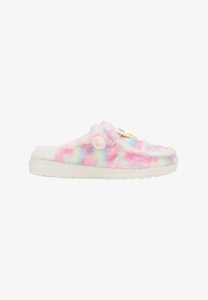 Fluffy slippers met een tie-dye patroon in pastelkleuren, met een witte pluche voering en een gladde, witte rubberen zool.