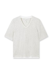 T-shirt gris clair à col en V avec manches courtes, en tissu doux, présentant une texture subtile et un petit détail brodé sur la poitrine.