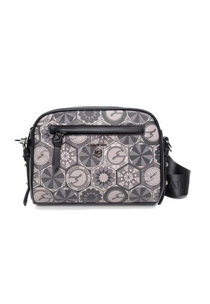 Borsa a tracolla realizzata in materiale grigio a motivi con disegni geometrici, dettagli in pelle nera, una tasca frontale con zip e una tracolla regolabile.