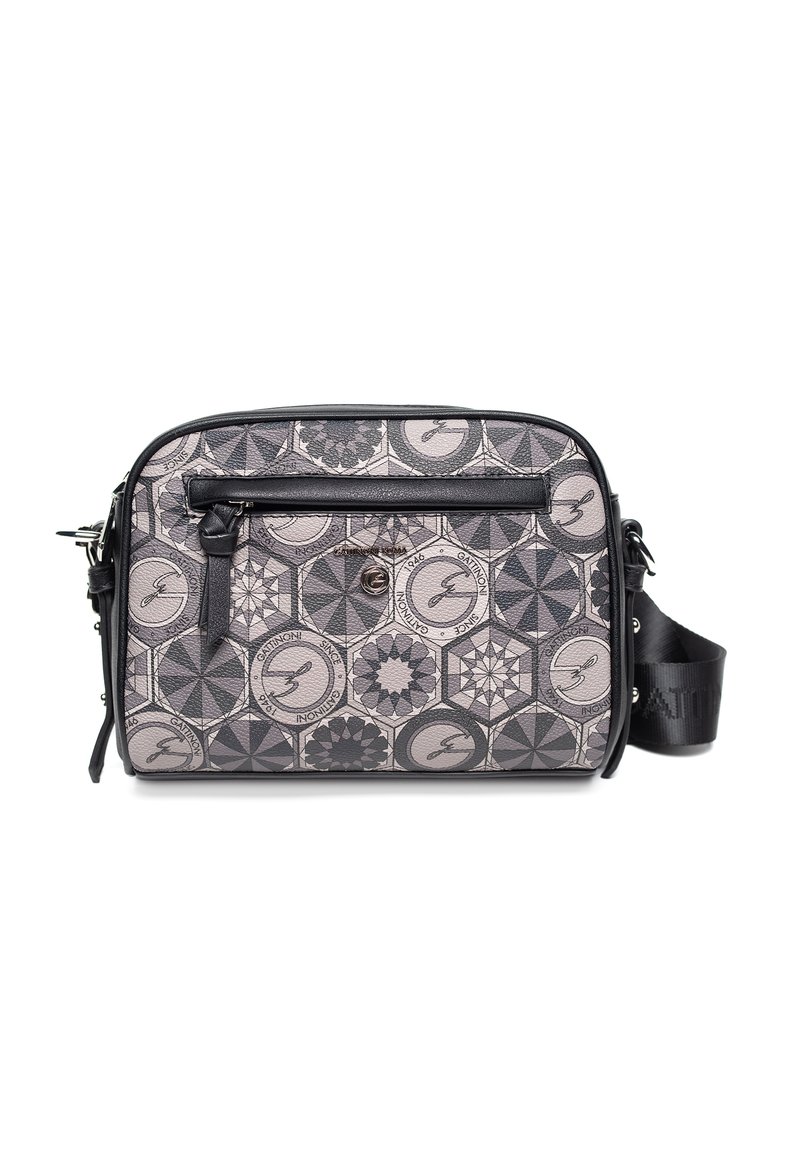 Borsa a tracolla realizzata in materiale grigio a motivi con disegni geometrici, dettagli in pelle nera, una tasca frontale con zip e una tracolla regolabile.