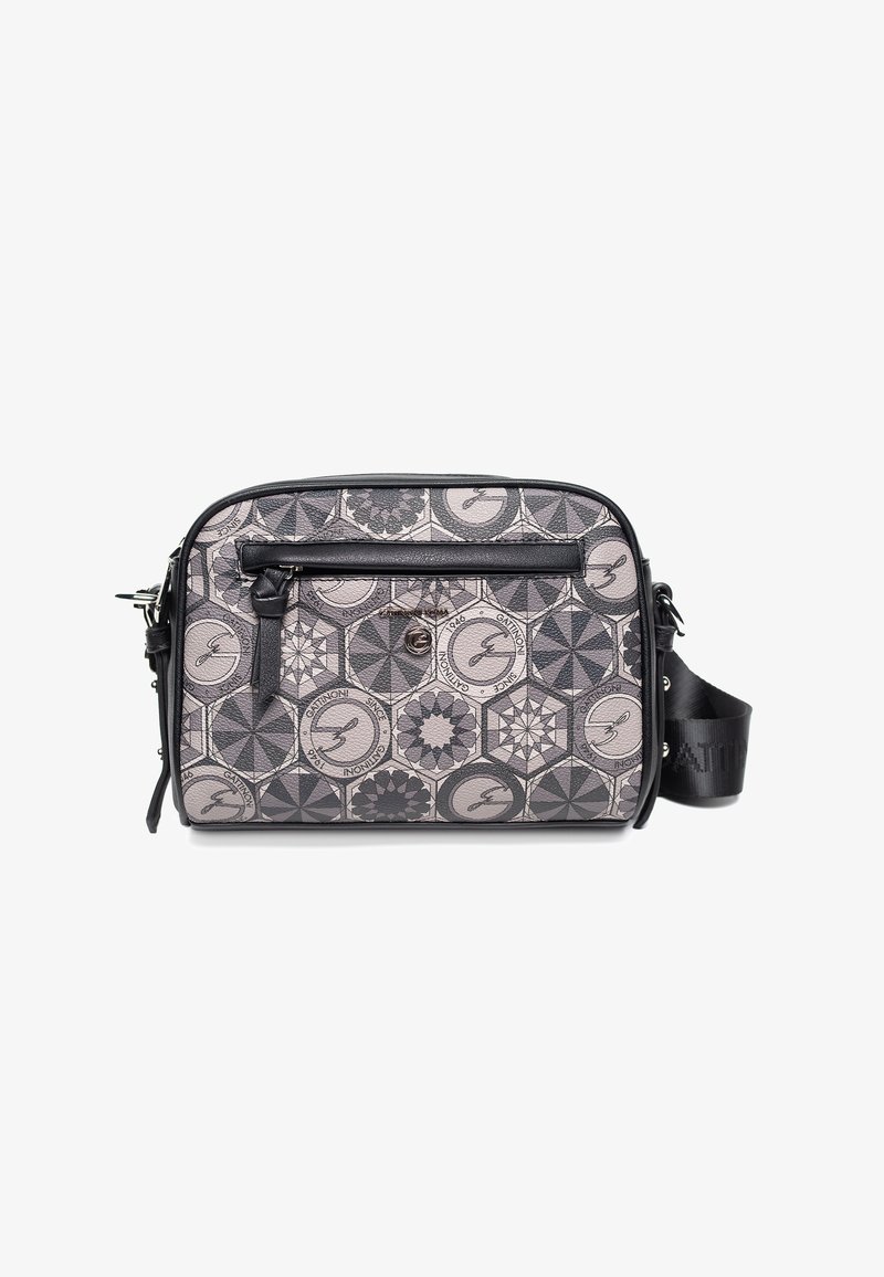 Borsa a tracolla realizzata in materiale grigio a motivi con disegni geometrici, dettagli in pelle nera, una tasca frontale con zip e una tracolla regolabile.