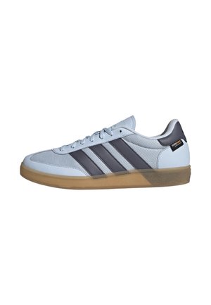Low-Top-Sneaker in Hellgrau mit dunkelgrauen Streifen und Gummisohle, mit einem schwarzen Etikett nahe der Ferse mit der Aufschrift "CORDURA."