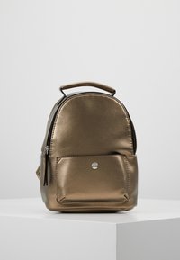 Metallisch bronzefarbenen Rucksack mit abgerundeter Form, oberem Griff, einer vorderen Reißverschlusstasche und einem Druckknopfverschluss. Glatte Textur mit glänzendem Finish.