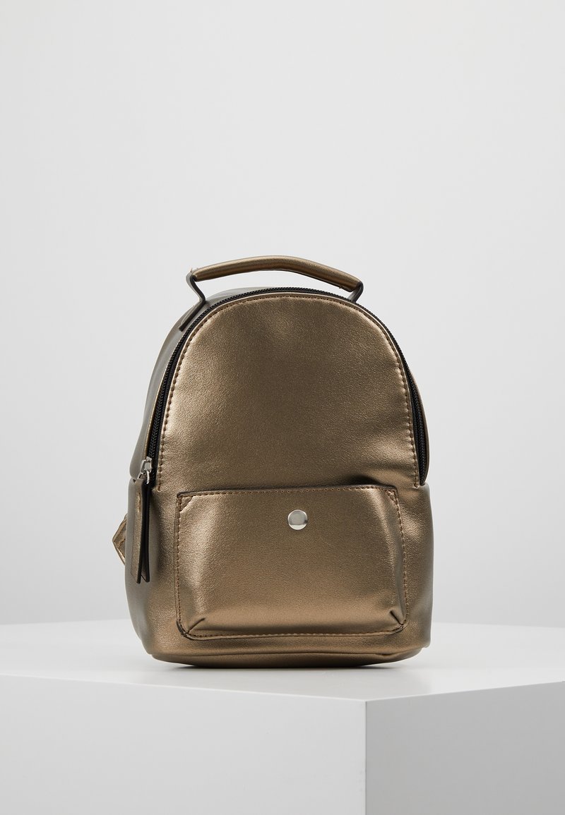 Metallisch bronzefarbenen Rucksack mit abgerundeter Form, oberem Griff, einer vorderen Reißverschlusstasche und einem Druckknopfverschluss. Glatte Textur mit glänzendem Finish.