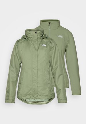 Δύο ελαιόχρωμα μπουφάν: ένα εξωτερικό αδιάβροχο κέλυφος με κουκούλα και μια μαλακή εσωτερική στρώση, και τα δύο με απλό σχέδιο και λεπτομέρεια λογότυπου.