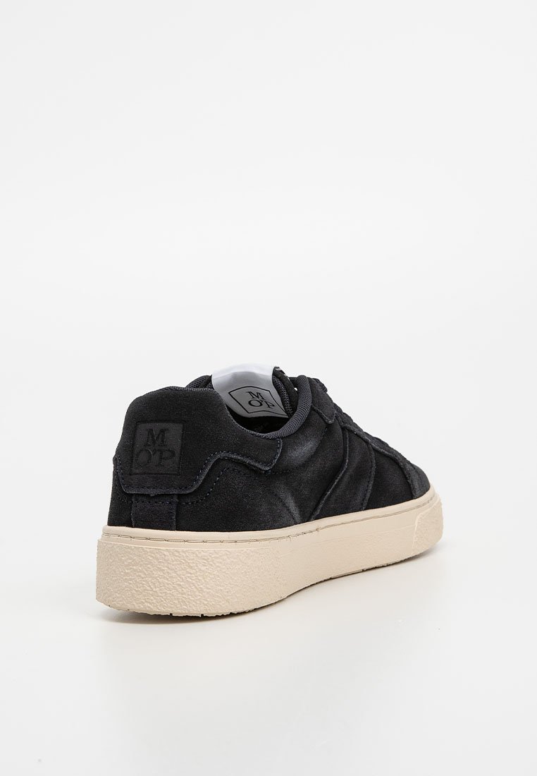 Czarne zamszowe sneakersy z teksturowanym wzorem, kremową gumową podeszwą, naszywką z logo na pięcie oraz zaokrąglonym noskiem.